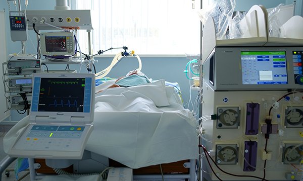 Photo of a patient in an intensive care bed 