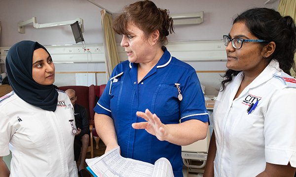 Nursing students should be allowed to qualify on competency rather than clinical placement hours, says University Alliance.