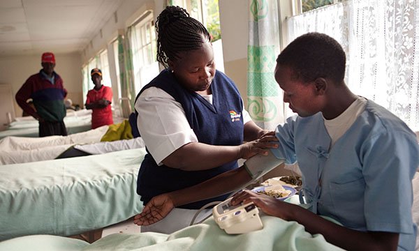 Nurse in Kenya attends to a patient 