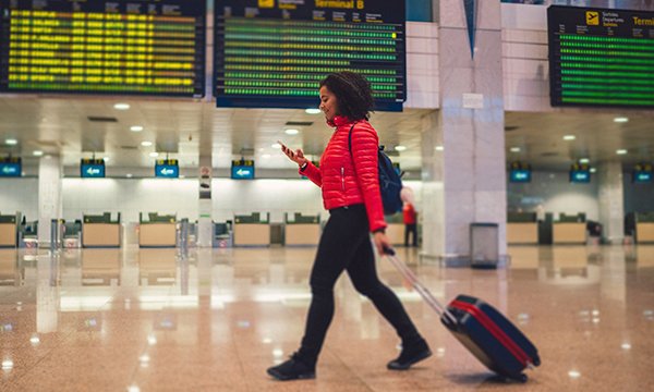 Picture shows a young woman with a suitcase at an airport. The Royal College of Emergency Medicine wants nationally coordinated  programme to recruit emergency nurses from overseas.