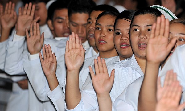 Picture shows graduating Philippine nurses 