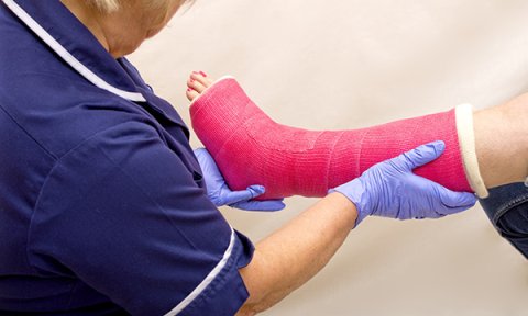 Risk assessment and thromboprophylaxis in adult patients with lower-limb immobilisation