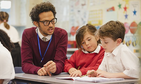Mental health issues in children: exploring primary school teachers’ experiences, knowledge and training needs