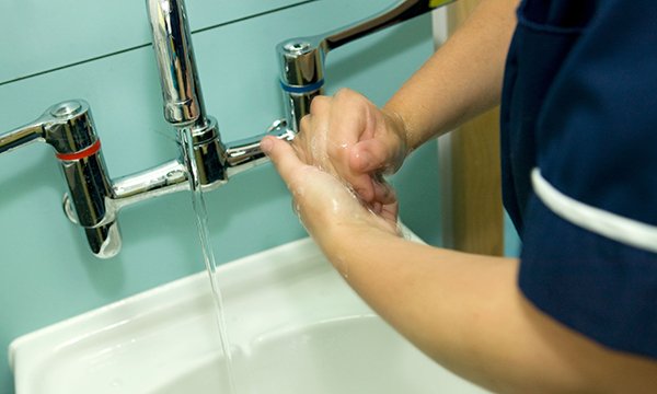 Using effective hand hygiene practice to prevent and control infection