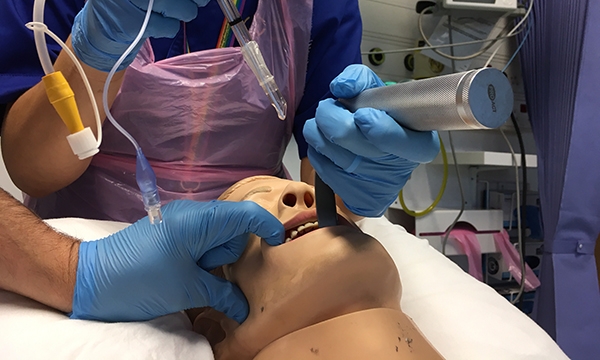 How to assist in emergency tracheal intubation